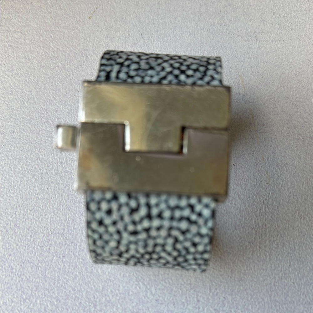 Leighelena sting ray patterned leather bracelet with silver clasp
